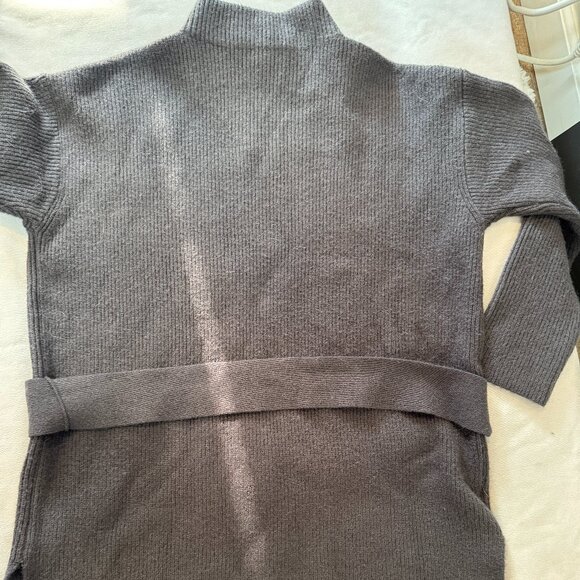 Like new Extremely soft Ann Taylor turtle neck top with belt waist - Picture 8 of 8